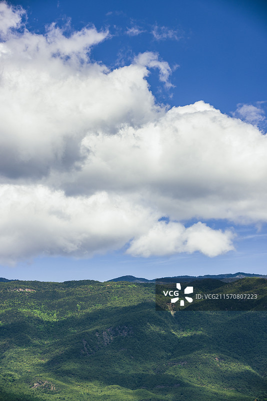 蓝天白云、自然风光、山脉景观、云海山川、壮丽景色、自然之美、自然摄影、风景照片、山脉云海图片素材