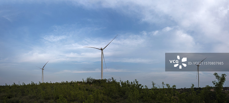 河南省郑州市荥阳市高村乡枣树沟村邙岭上的风力发电景观图片素材