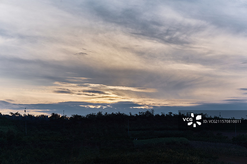 中国朱鹮梨园洋县牡丹园朱鹮保护站夕阳晚霞风光图片素材