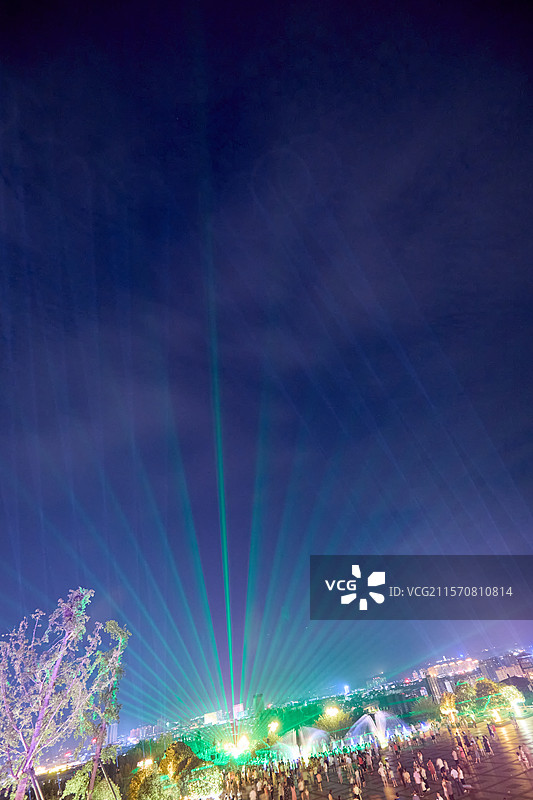 陕西洋县中国朱鹮梨园音乐喷泉夜景灯光秀水幕电影图片素材