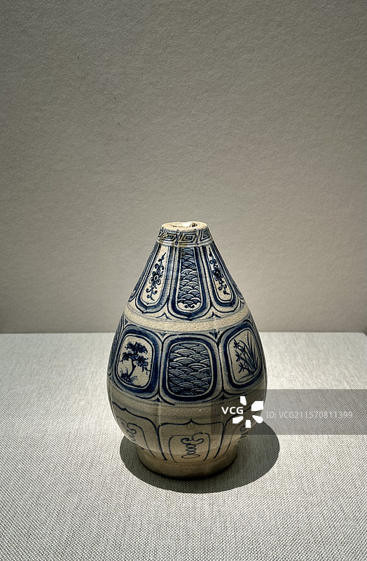 越南，青花玉壶春瓶图片素材