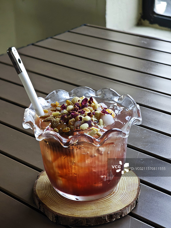 特色装饰的美味玫瑰冰粉冷饮图片素材