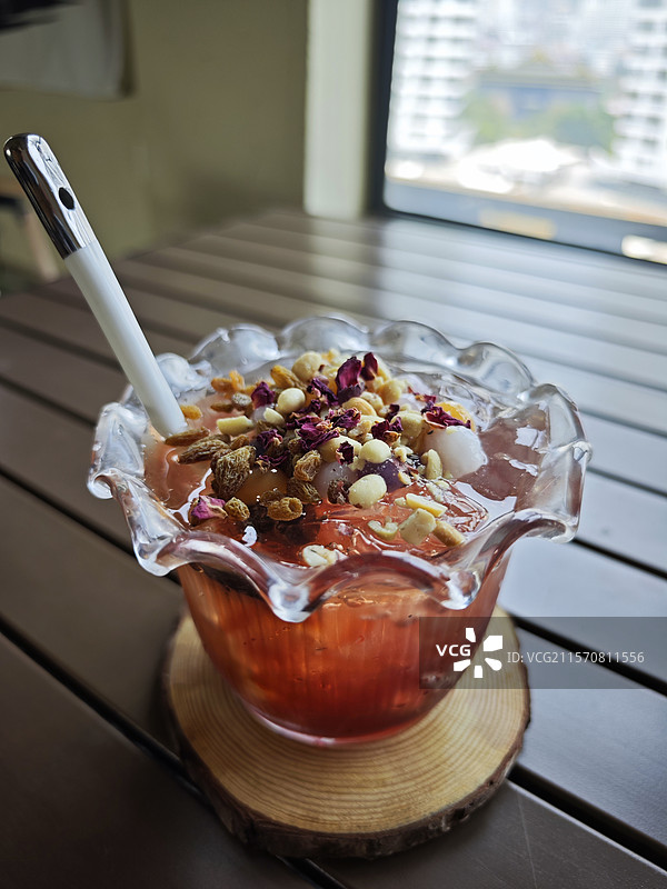 特色装饰的美味玫瑰冰粉冷饮图片素材