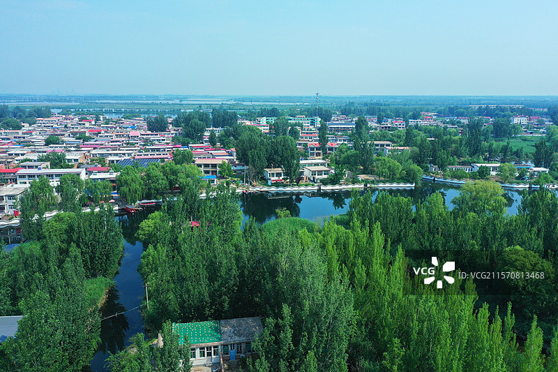 华北明珠仙境游，碧波潋滟接天流 蛙鸟苇荡歌声起，雁鹭荷塘觅渔求 快艇劈云天边远，群鸭飞舞醉瞳收图片素材