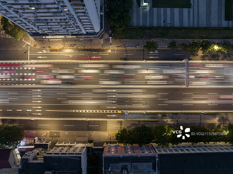 上帝视角俯瞰上海城市夜景道路车流车轨穿梭行驶马路交通路面图片素材