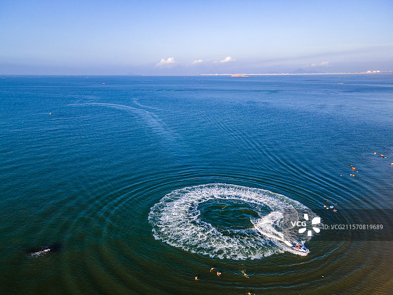 航拍海上行驶的快艇船尾波轨迹图片素材