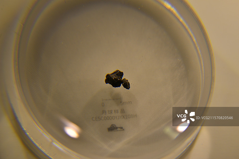 嫦娥五号带回的月球月壤矿石图片素材