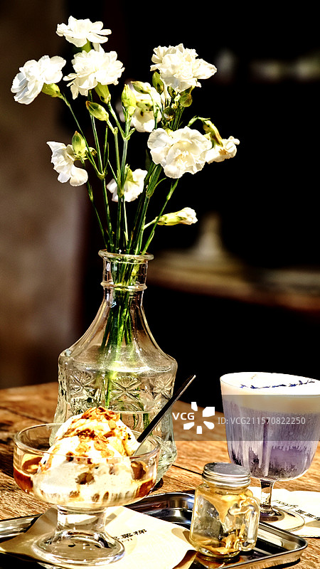 夏日清凉:咖啡冰淇淋与蓝花槛冰饮图片素材