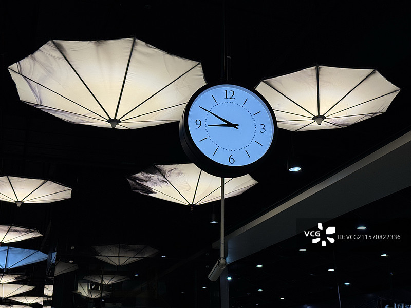 上海13号线陈春路地铁站图片素材