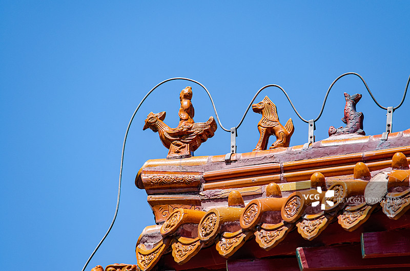 中国非都市风光拍摄主题，山东泰安市国内著名景点泰山风景区，碧霞祠寺庙里成一排的五脊六兽雕塑图片素材
