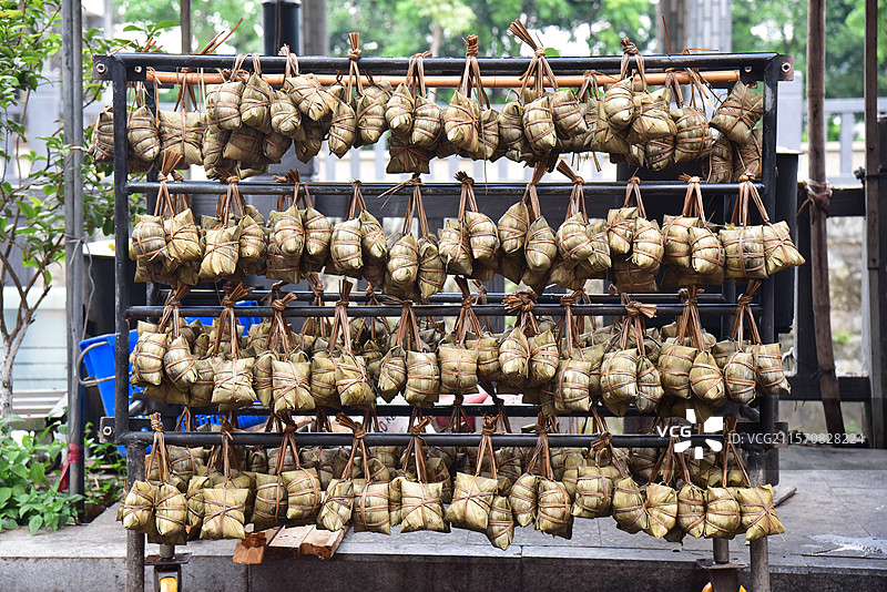 端午节传统美食裹蒸粽挂在架上晾干图片素材