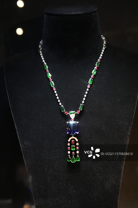 坦桑石宝石矿石稀有珍贵图片素材