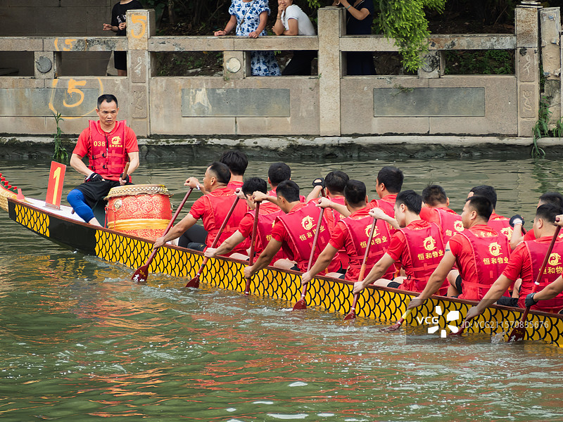 2025年5月24号下午中国广东广州白云龙舟公开赛石井河决赛现场。图片素材