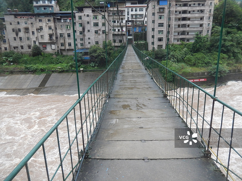 重庆市云阳县水电站小河和人行天桥甩甩桥吊桥人行便民桥梁桥图片素材