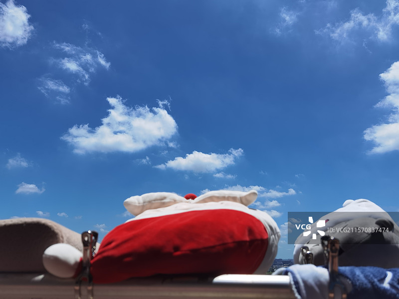 晴朗天空晒太阳晾晒衣物娃娃生活视角图片素材