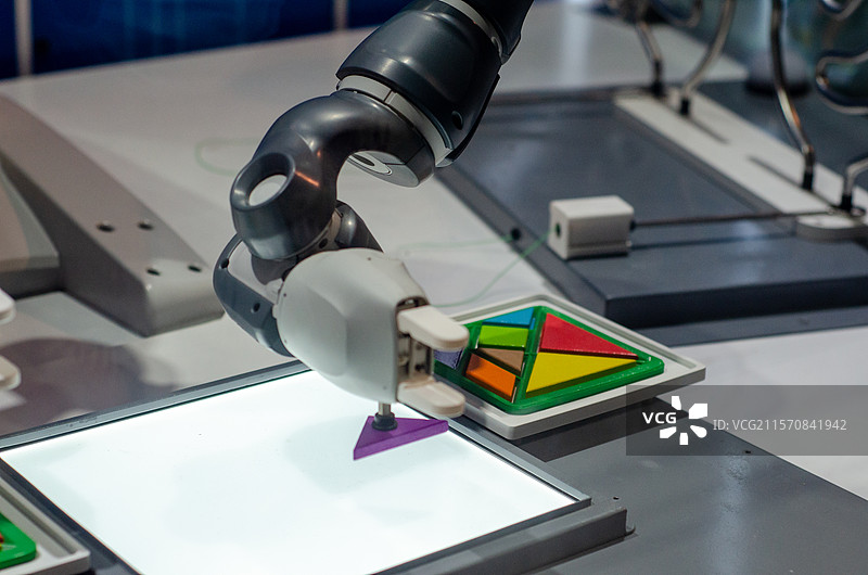 摆放七巧板的机器人特写图片素材