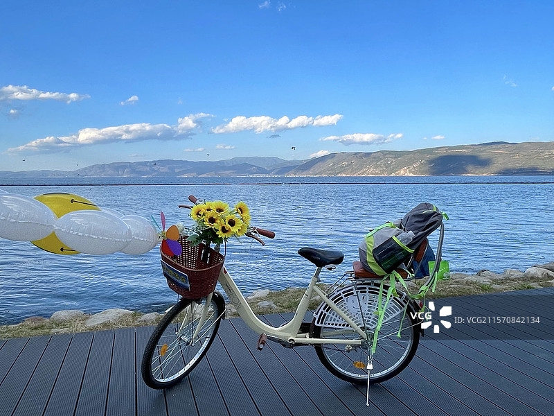 洱海边的单车图片素材