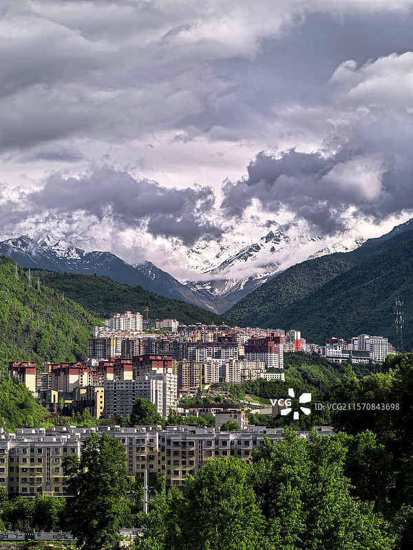 雪山下的康定新城图片素材