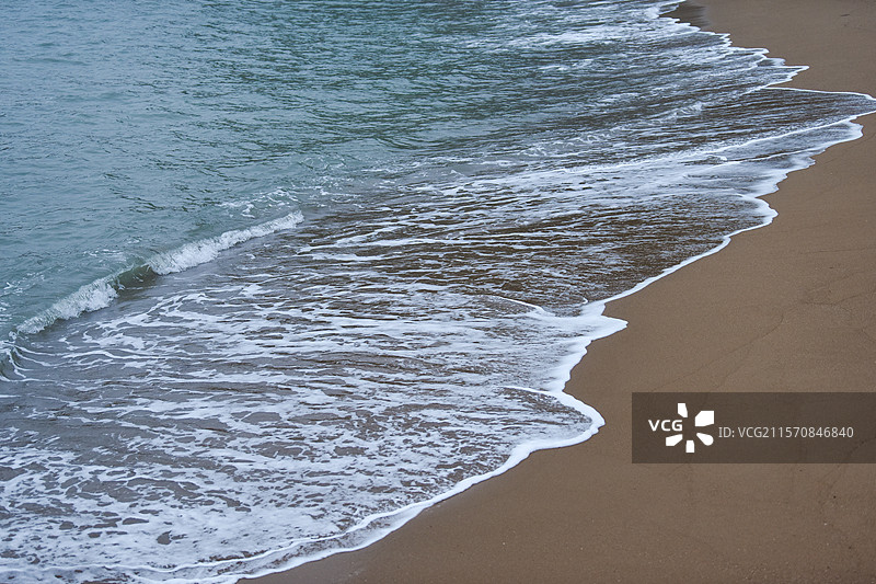 海岸沙滩海景海浪浪花朵朵逼近的近景图片素材