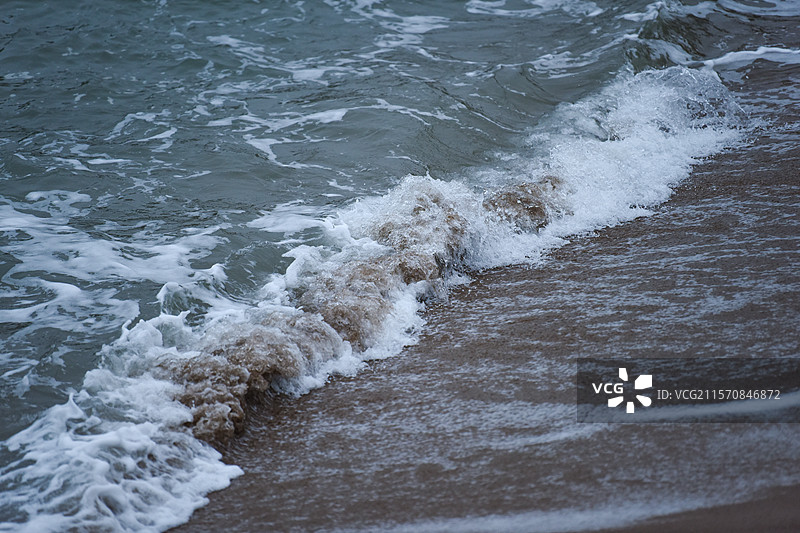 海岸沙滩波涛海浪浪花翻滚的特写图片素材