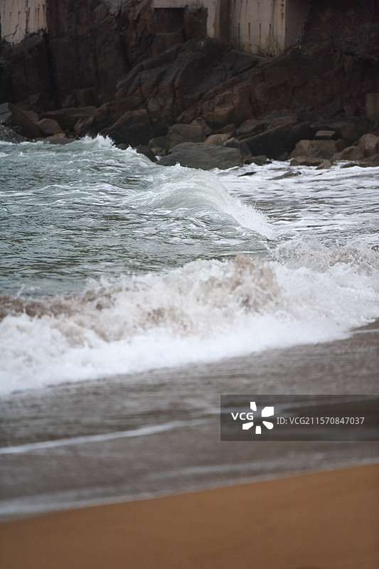 海岸沙滩海景海浪浪花朵朵逼近的近景图片素材