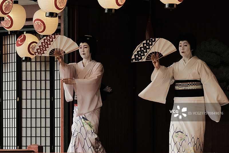 东京浅草神社三社祭的艺妓舞蹈图片素材