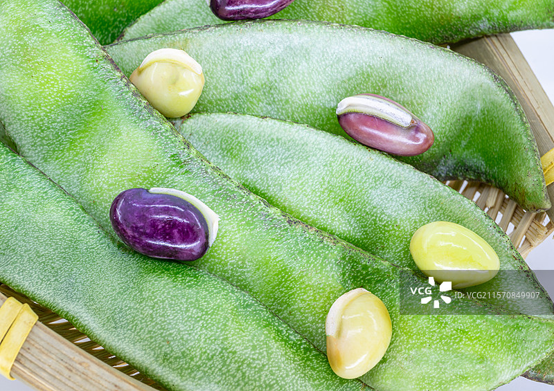 白色背景剥开的新鲜扁豆豆角食材图片素材