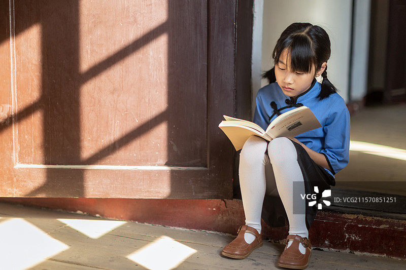 窗前看书的小女孩图片素材