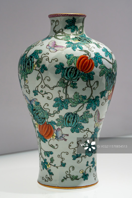 上海博物馆清乾隆景德镇窑粉彩瓜碟纹瓶图片素材