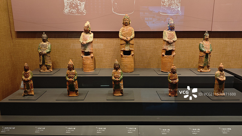 广都博物馆展出的宋代宋三彩士兵俑，武将俑图片素材
