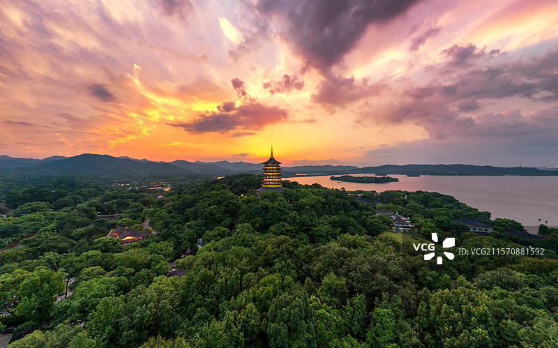 西湖雷峰塔的绚烂晚霞图片素材