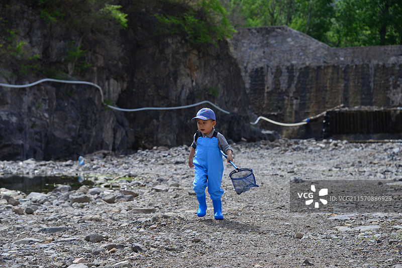 在小河里玩耍戏水捕鱼的儿童图片素材
