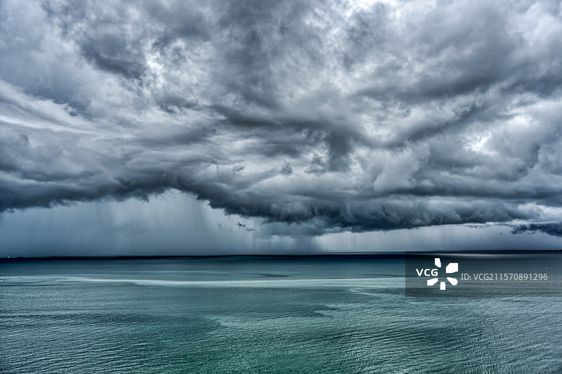 风暴云下的海景图片素材