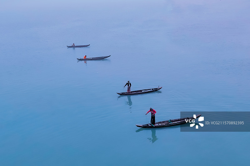高角度视图下的人们在湖中划皮艇图片素材