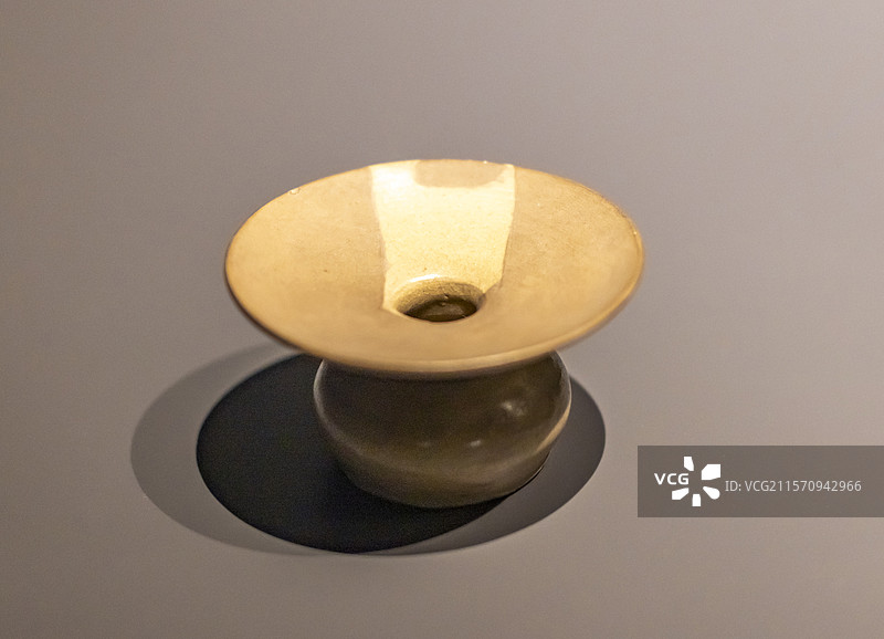 青釉瓷渣斗 唐 1962年松江唐经幢地基出土 上海博物馆东馆图片素材