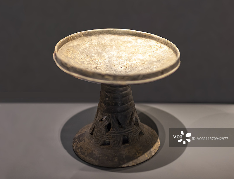 镂孔勾连纹陶豆 崧泽文化 1961年青浦区崧泽遗址 上海博物馆东馆图片素材