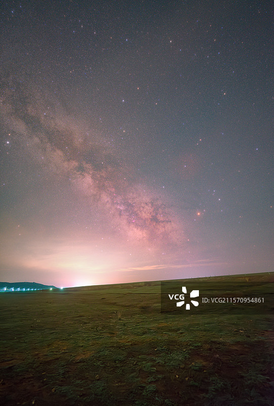 银河坠草原，星轨绘夜章图片素材