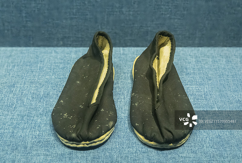 广西民族博物馆“霓裳羽衣展”：罗城仫佬族男服图片素材