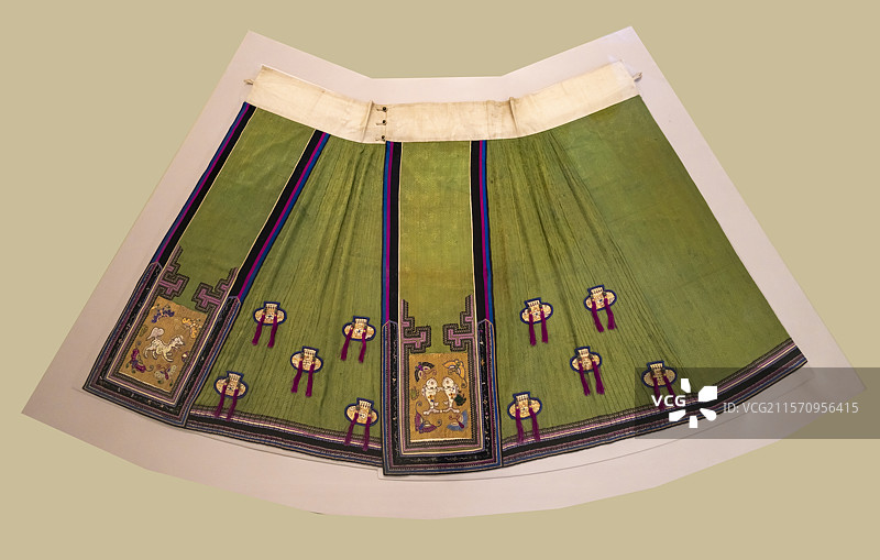 秋香地盘金彩绣狮纹暗花绸裙 清 上海博物馆东馆图片素材