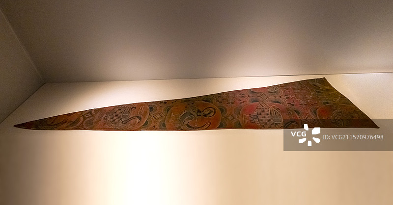 红地瓣窠含绶鸟纹锦 唐 甘肃省博物馆图片素材