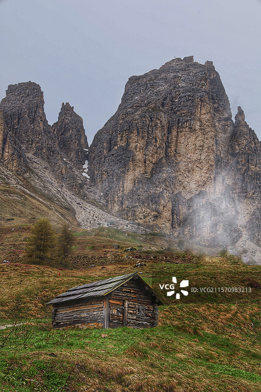 意大利圣乔瓦尼迪法萨的岩石山脉美景与天空相映成趣图片素材