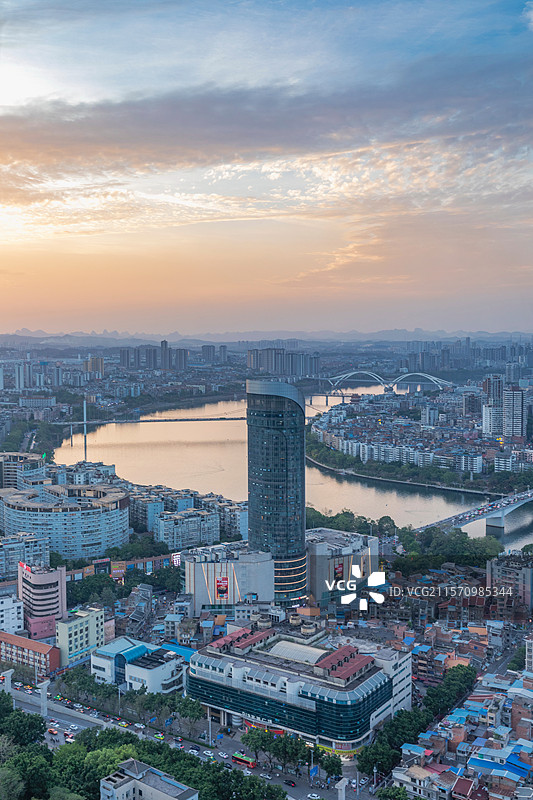 柳州日落时分蜿蜒柳江环抱城市壮丽景致图片素材