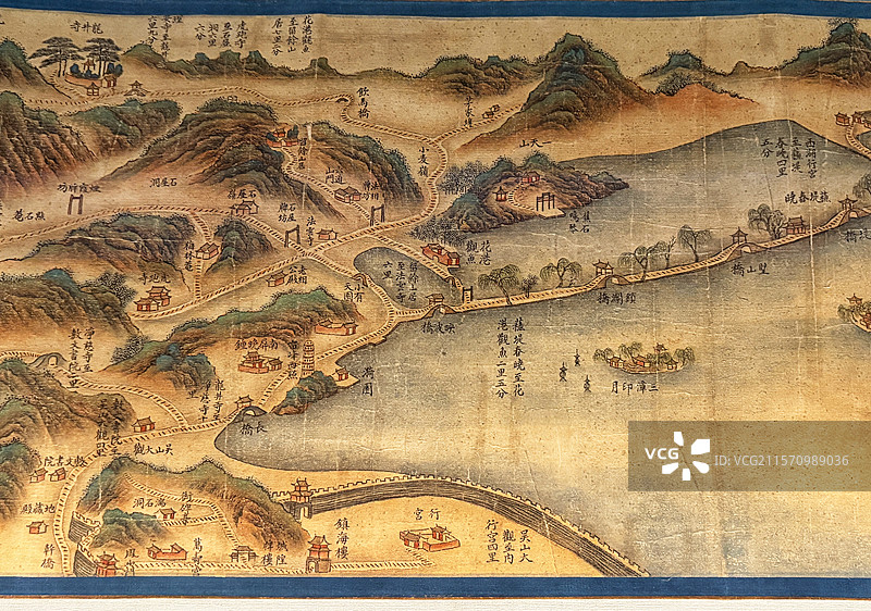 杭州西湖博物馆藏清关槐款西湖行宫图绢本卷高清摄影 清代宫廷山水舆图/古桥寺庙建筑群/乾隆时期江南园林图片素材