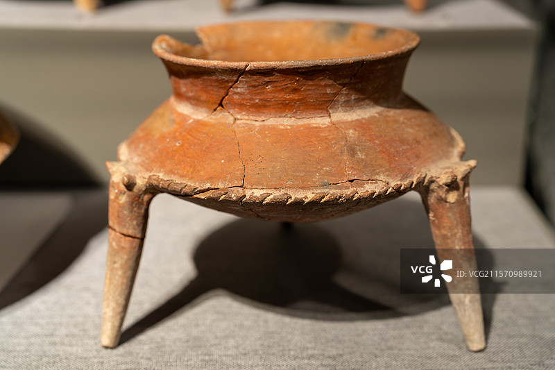 釜形陶鼎，大汶口文化早期，山东省兖州市王因遗址出土图片素材