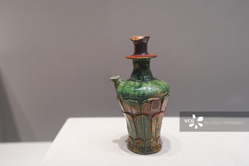 定州博物馆藏北宋三彩刻莲纹净瓶图片素材