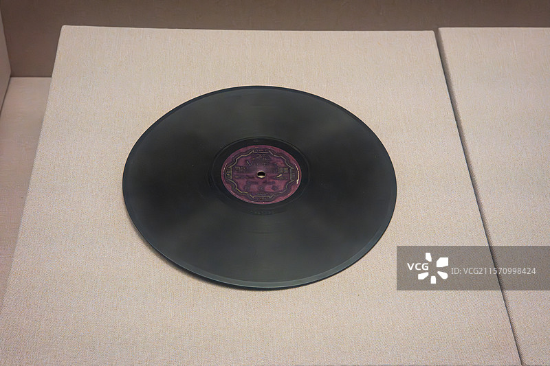 黑胶唱片放置在浅色布料上图片素材