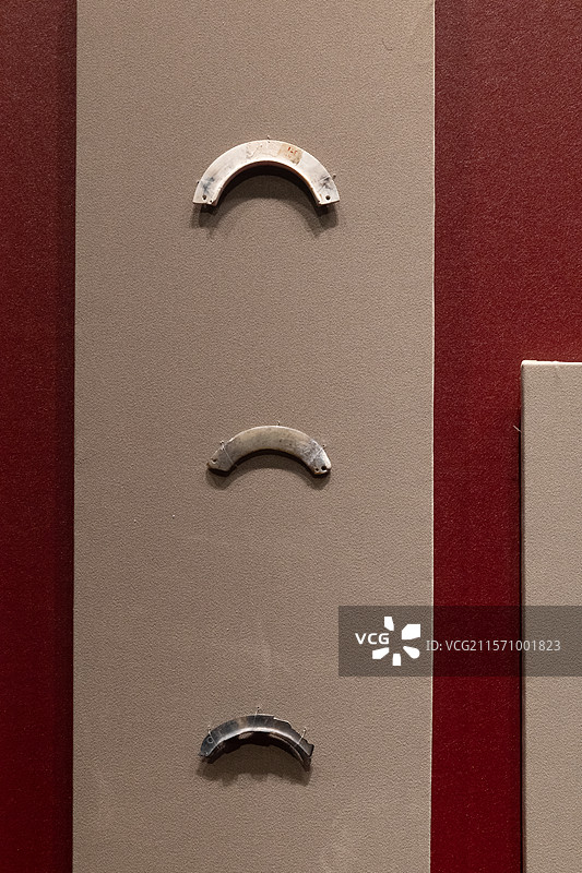 北京大运河博物馆看见殷商展玉璜商代河南省信阳市罗山县天湖墓地出土信阳博物馆藏品图片素材