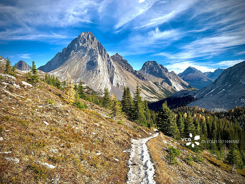 雪山与天空的美丽景色图片素材