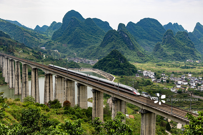 中国广西桂林阳朔县“山水列车”景观图片素材