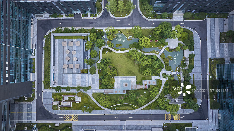 航拍现代都市建筑间的庭院绿洲图片素材